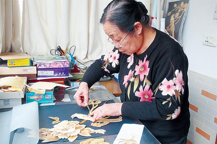 72歲老人的別樣生活:剪紙、做麥秸畫、旅游寫生